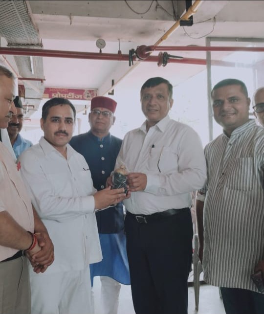 एमडीडीए कॉम्प्लेक्स व्यापार संघ के स्वास्थ्य शिविर में 76 व्यापारियों ने किया रक्तदान
