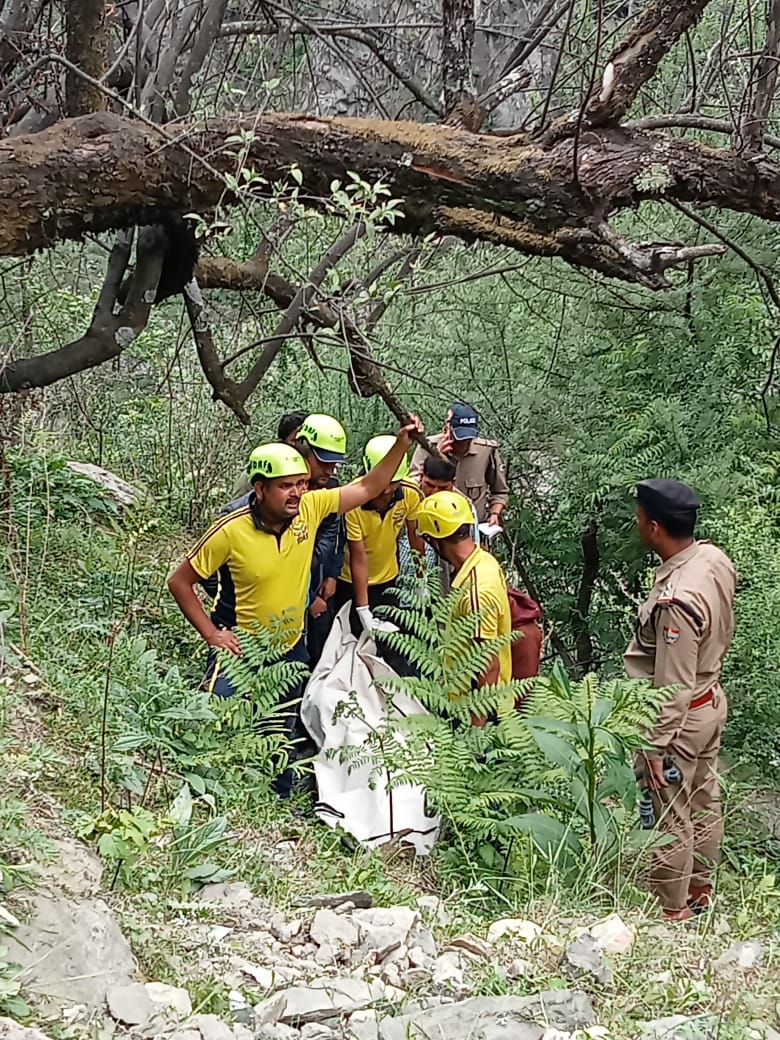 बिग न्यूज़ : हनुमानचट्टी के पास यूटिलिटी वाहन दुर्घटनाग्रस्त, 1 की मौत, 3 घायल