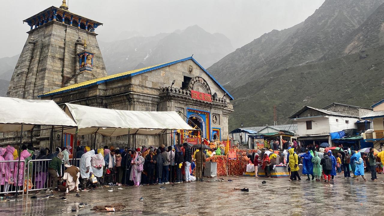 अपर मुख्य सचिव/ उत्तराखंड चारधाम पर गठित हाईलेबल कमेटी (एचएलसी) अध्यक्ष आनंद वर्धन ने श्री बदरीनाथ – केदारनाथ धाम के दर्शन के बाद यात्रा व्यवस्थाओं को परखा