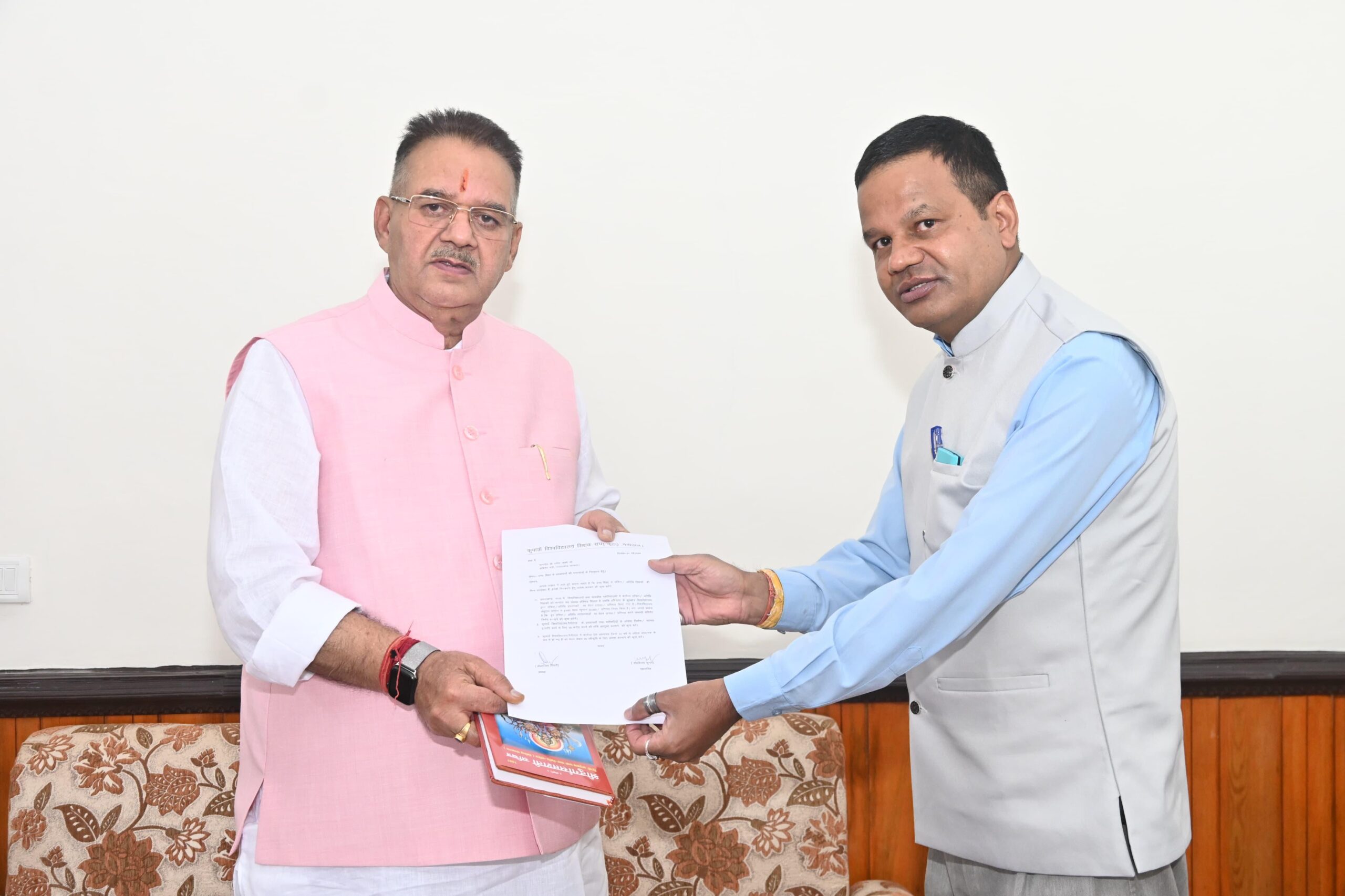 कैबिनेट मंत्री गणेश जोशी से मुलाकात करते कुमाऊँ विश्वविद्यालय शिक्षक सघं के अध्यक्ष ललित तिवारी