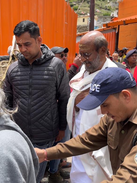 श्री बदरीनाथ-केदारनाथ धाम दर्शन को पहुंचे तमिल फिल्म सुपर स्टार रजनीकांत।