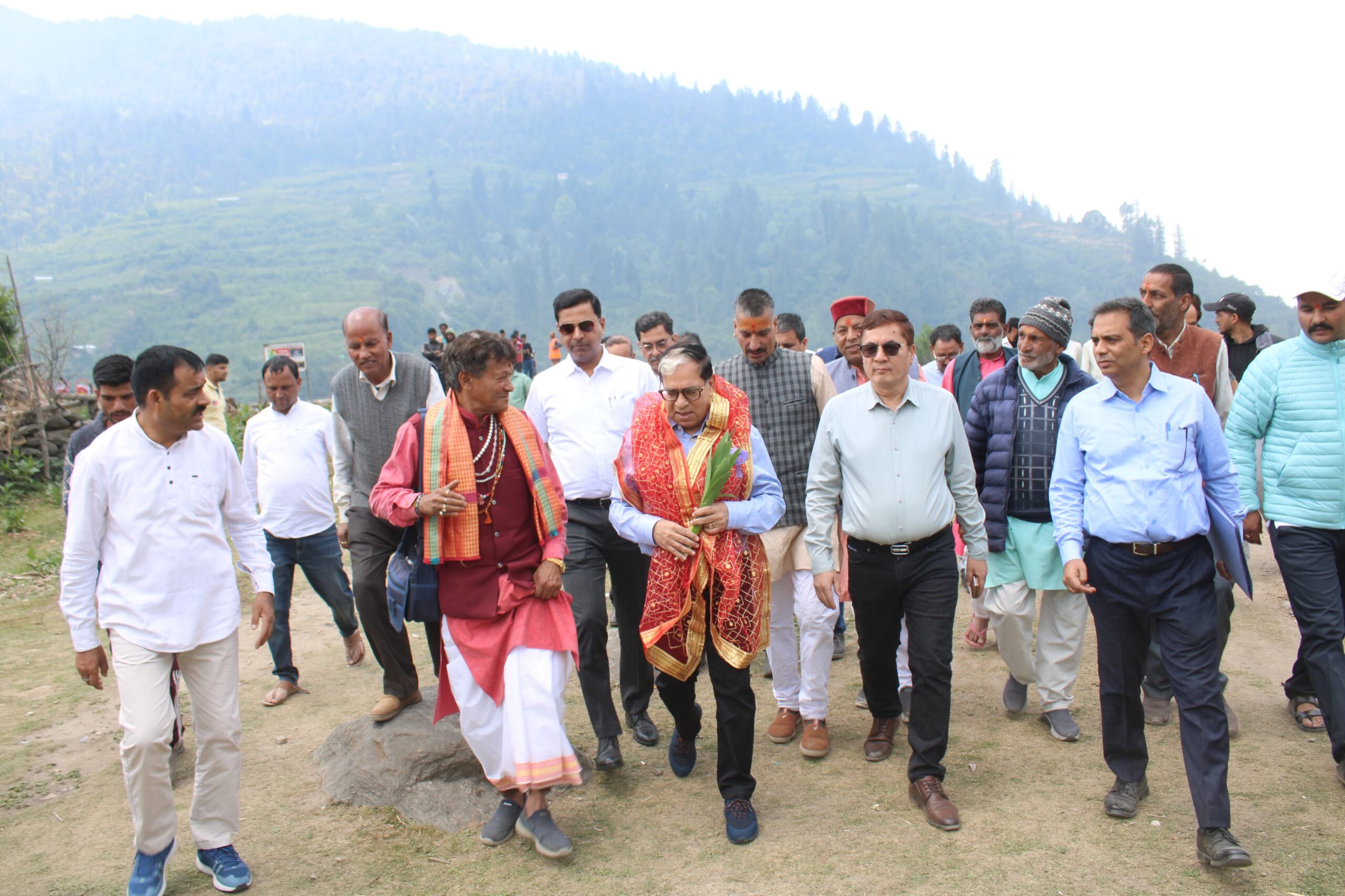 चारधाम राजमार्ग परियोजना को लेकर सुप्रीम कोर्ट द्वारा पूर्व न्यायाधीश जस्टिस एके सीकरी कमेटी ने यमुनोत्री राष्ट्रीय राजमार्ग का किया स्थलीय निरीक्षण