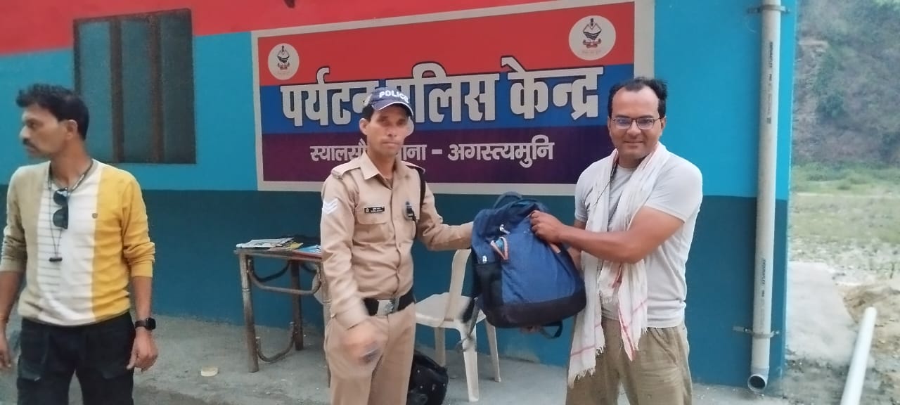 केदारनाथ धाम यात्रा के दौरान रुद्रप्रयाग पुलिस के स्तर से श्रद्धालुओं की मदद करने हेतु चलाया “ऑपरेशन मुस्कान”