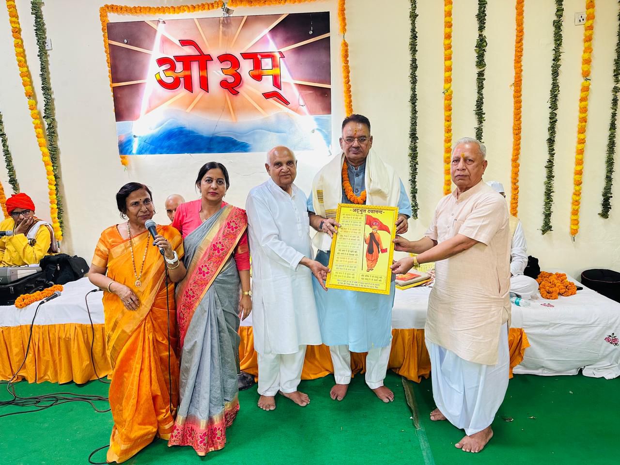 कन्या गुरुकुल महाविद्यालय मानव कल्याण केन्द्र, देहरादून के वार्षिक उत्सव कार्यक्रम को संबोधित करते कैबिनेट मंत्री गणेश जोशी