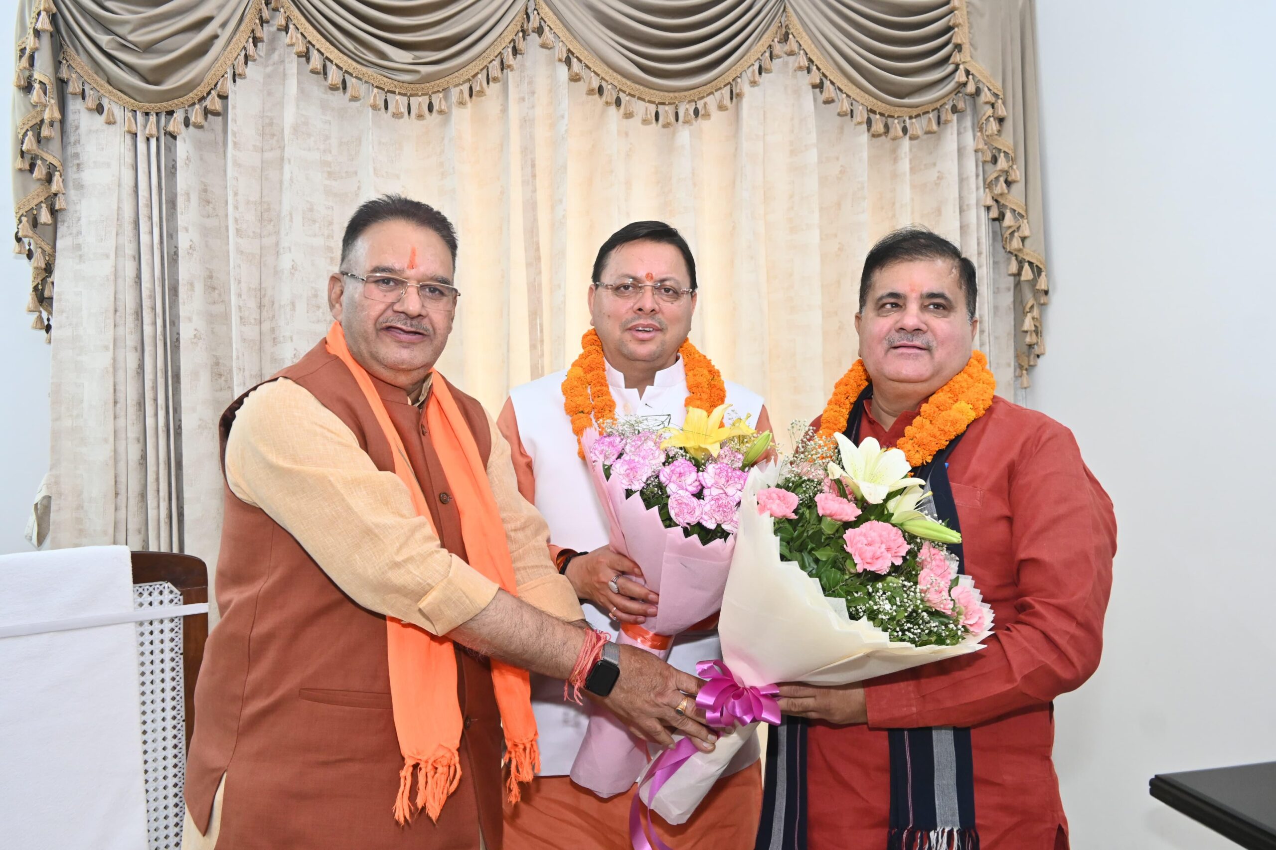 मुख्यमंत्री पुष्कर सिंह धामी और भाजपा प्रदेश अध्यक्ष महेन्द्र भट्ट को तीसरी बार देवभूमि उत्तराखंड में जीत पर बधाई देते कैबिनेट मंत्री गणेश जोशी