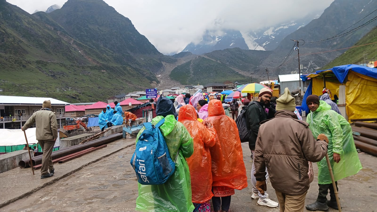 Big News : केदारनाथ धाम में हो रही बारिश के बीच श्रद्धालुओं को दर्शन कराने में मदद कर रही रुद्रप्रयाग पुलिस