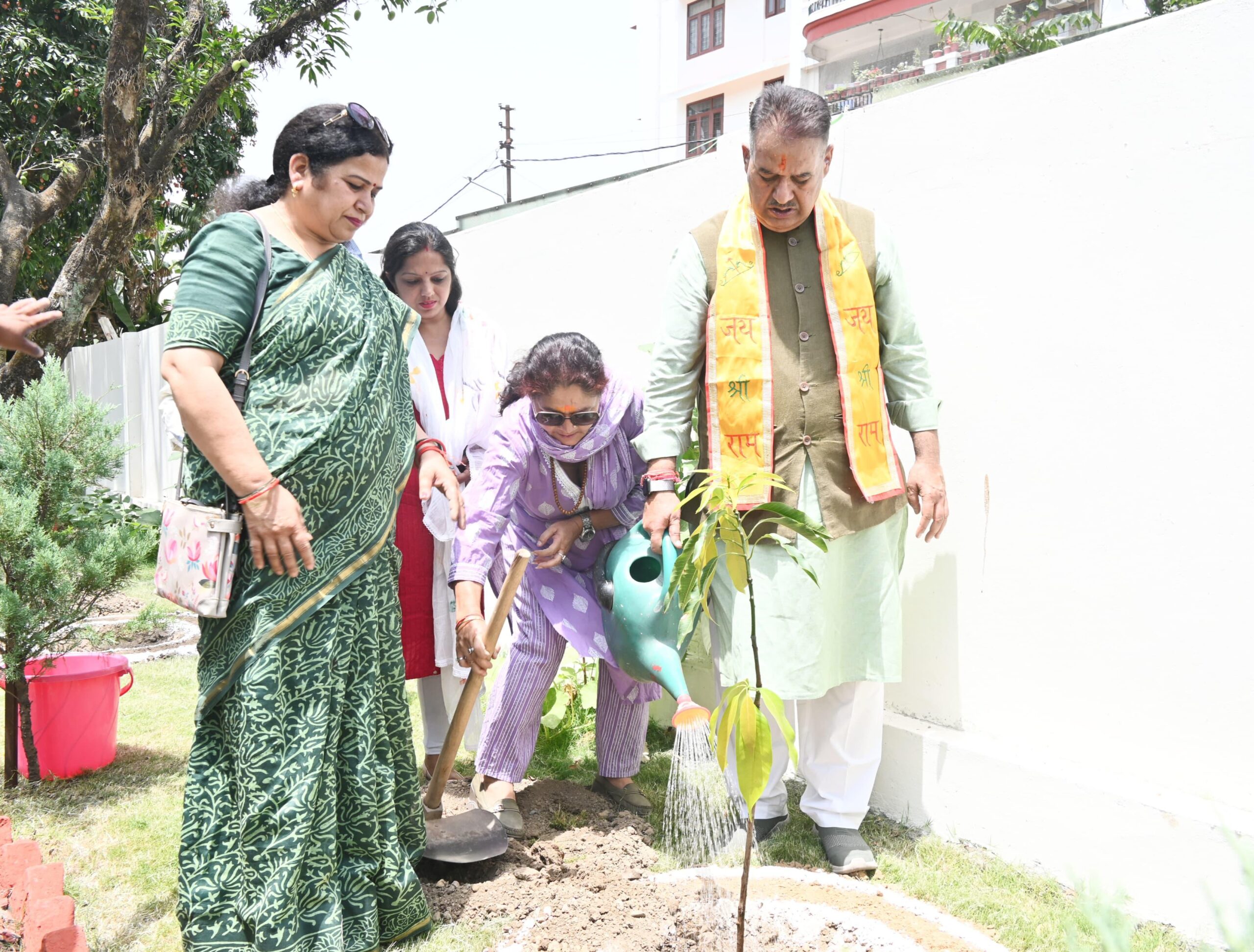 विश्व पर्यावरण दिवस के अवसर पर वृक्षारोपण करते कृषि मंत्री गणेश जोशी