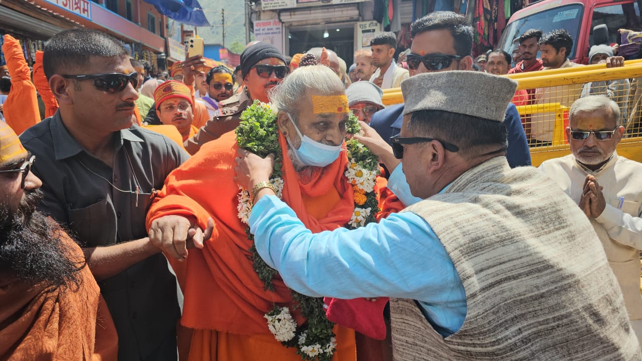 भगवान बदरीविशाल के दर्शन को पहुंचे ज्योतिष्पीठाधीश्वर शंकराचार्य स्वामी वासुदेवानंद सरस्वती महाराज