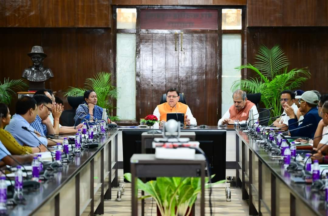 सीएम धामी ने सचिवालय में की आगामी मानसून की तैयारियों की बैठक, दिए निर्देश