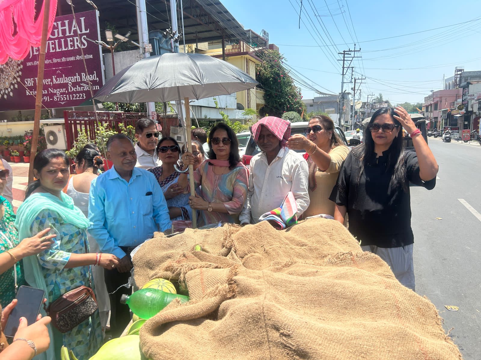 हर्षल फाउंडेशन द्वारा गर्मी से बचाव के लिए रेहड़ी वालों को छाते किए गए वितरित