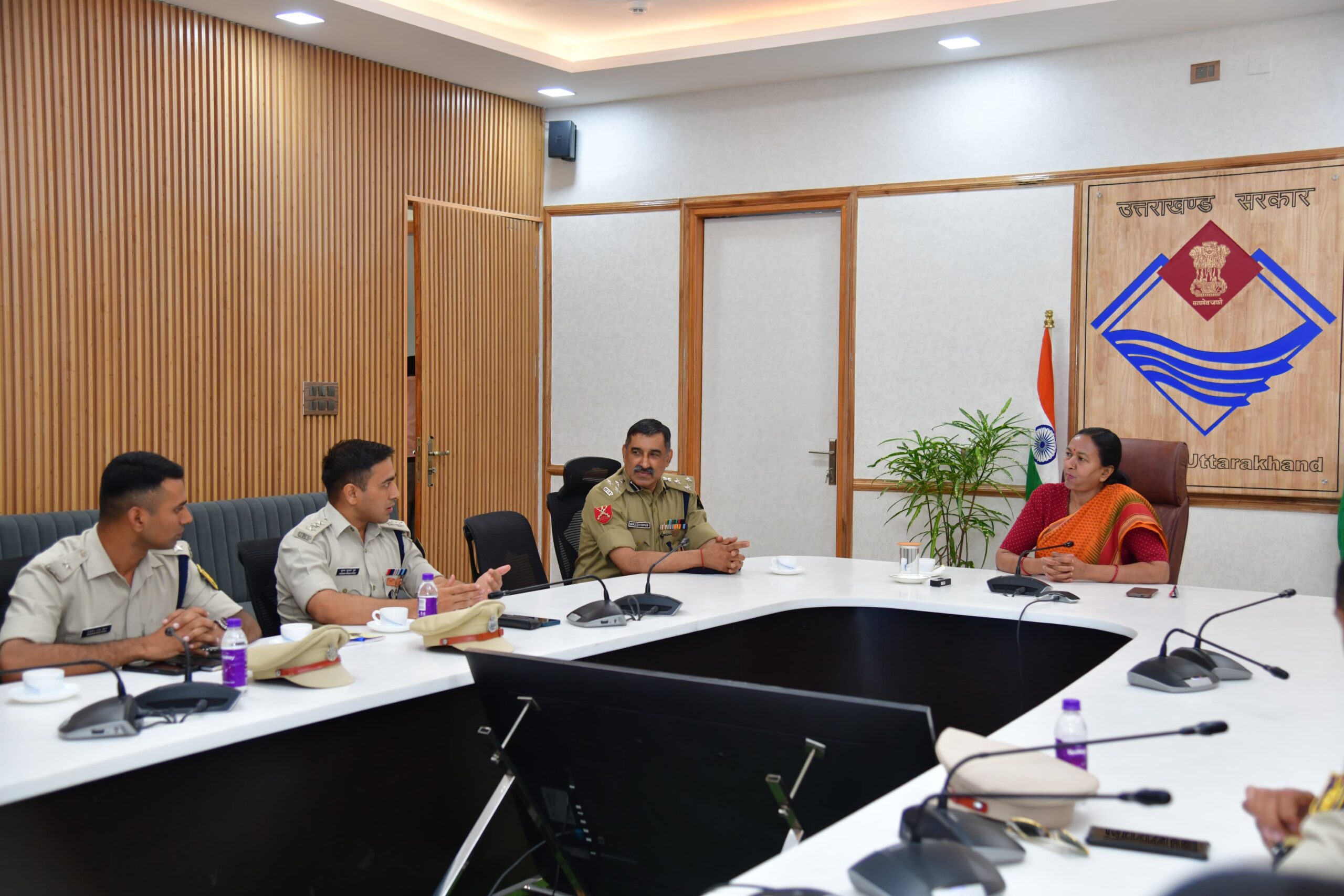 मुख्य सचिव राधा रतूड़ी से शैक्षिक भ्रमण पर उत्तराखंड आए सीआरपीएफ के प्रशिक्षु अधिकारियों ने शिष्टाचार भेंट की