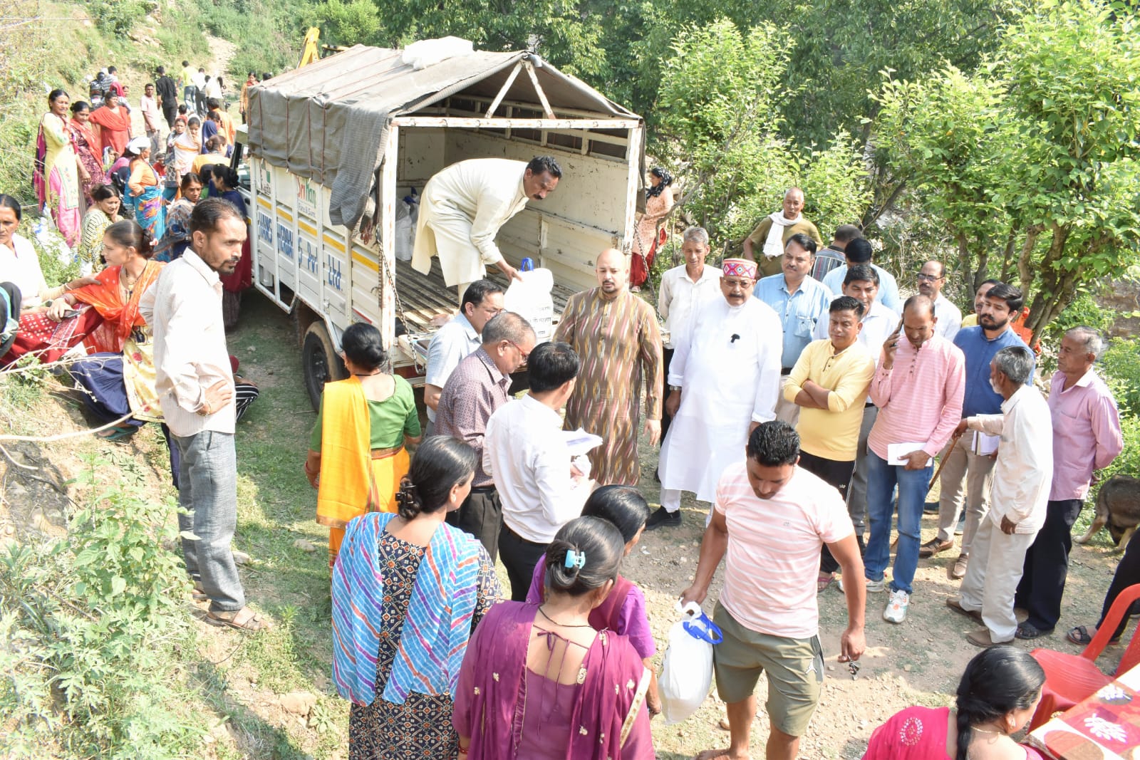 महाराज ने आपदा प्रभावित ग्राम सुकई के परिवारों को राहत सामग्री वितरित की