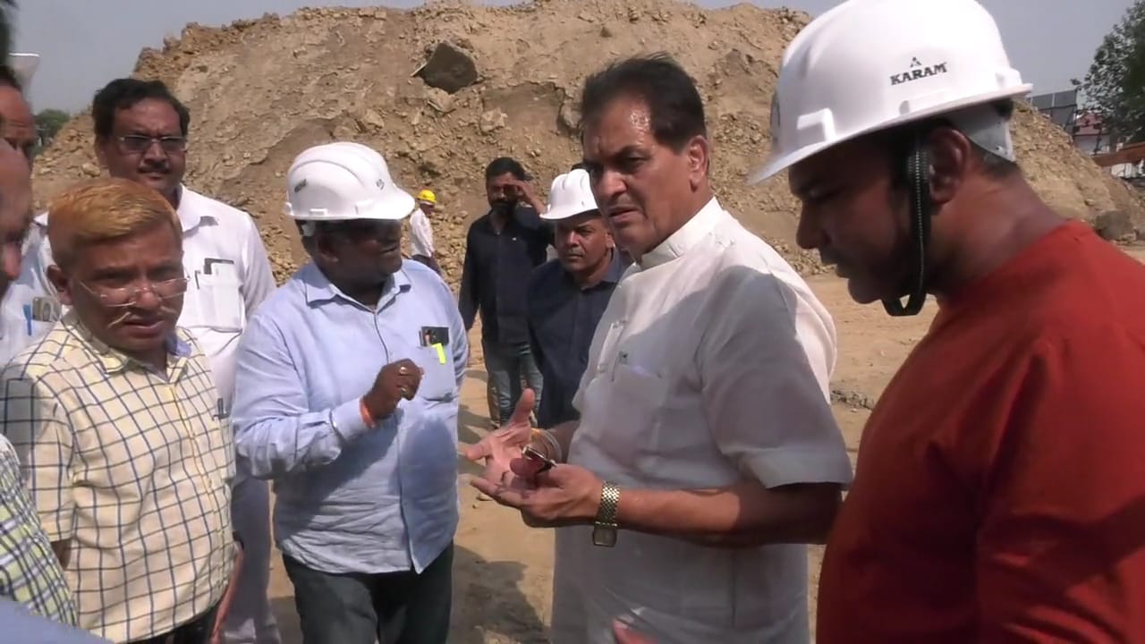 ग्रीन बिल्डिंग की साइट पर पहुंचे मंत्री अग्रवाल, जांच के लिए मेटेरियल का भरा सैंपल