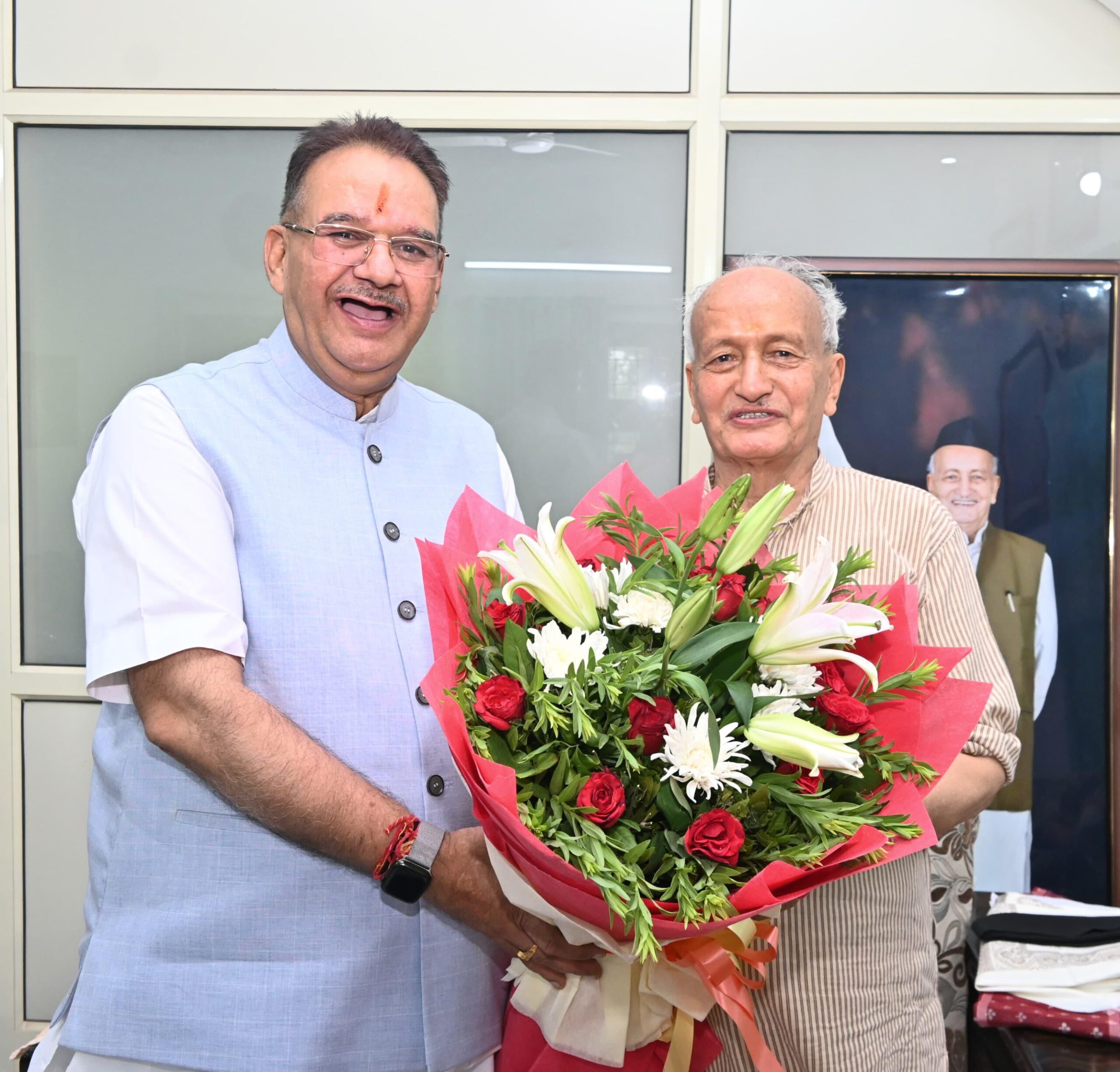 पूर्व मुख्यमंत्री भगत सिंह कोश्यारी को उनके आवास पर उन्हे जन्म दिवस की बधाई देते कैबिनेट मंत्री गणेश जोशी।
