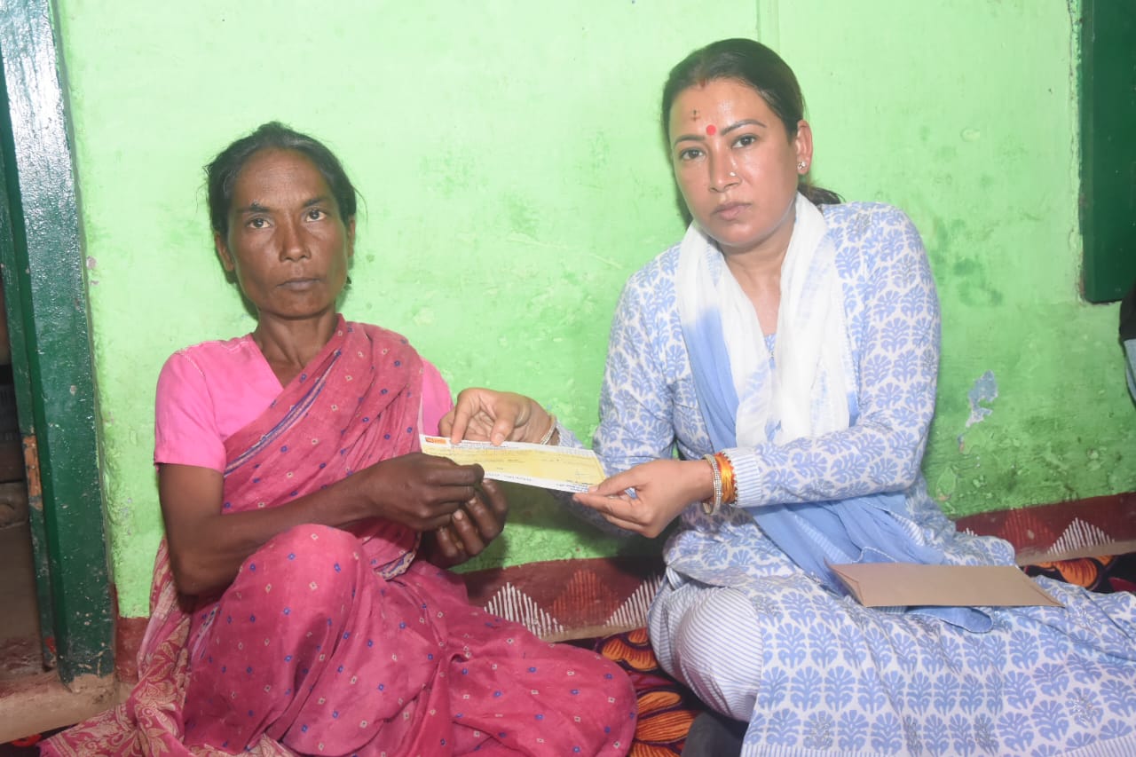 सरकार द्वारा पीड़ित परिजनों को दिया गया उचित मुवावजा,पीड़ितों के साथ खड़ी है राज्य सरकार -रेखा आया