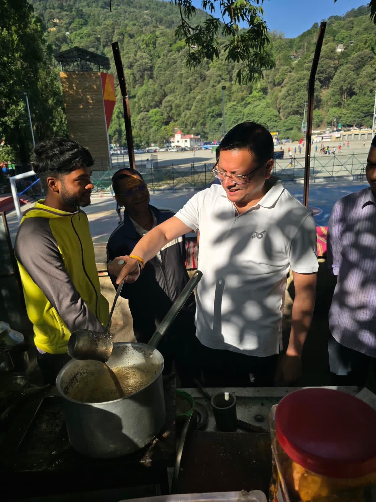 सुबह की सैर पर निकले धामी ने खुद बनाई अदरक की चाय आम लोगों से किया सीधा संवाद