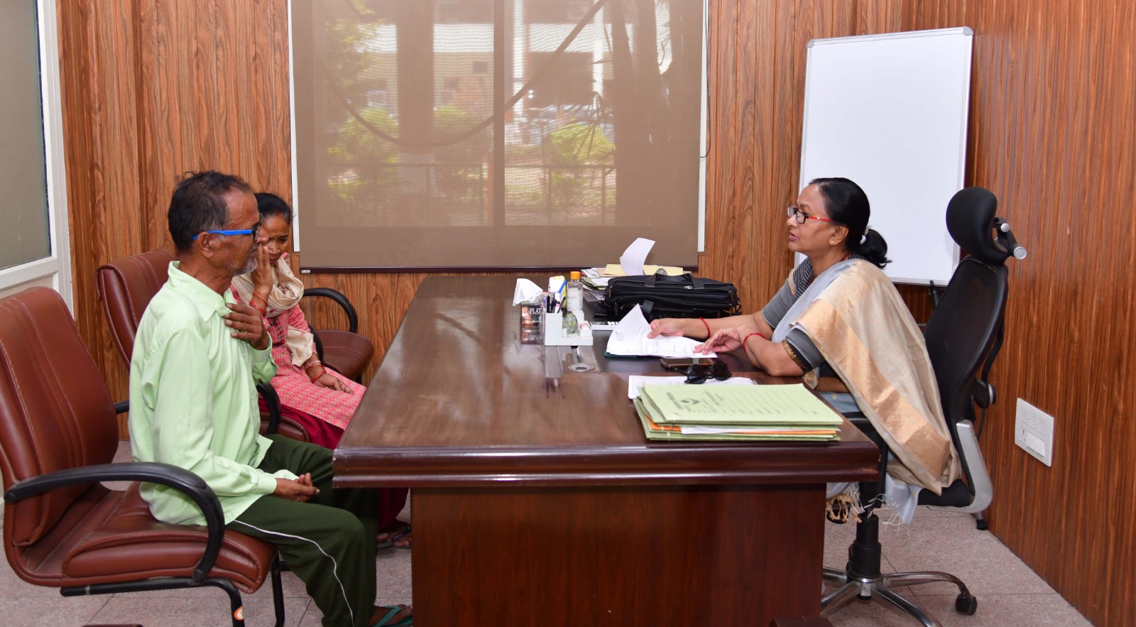 समस्याओं के समाधान के लिए दिव्यांग फरियादियों के पास स्वयं पहुंचती हैं मुख्य सचिव राधा रतूड़ी