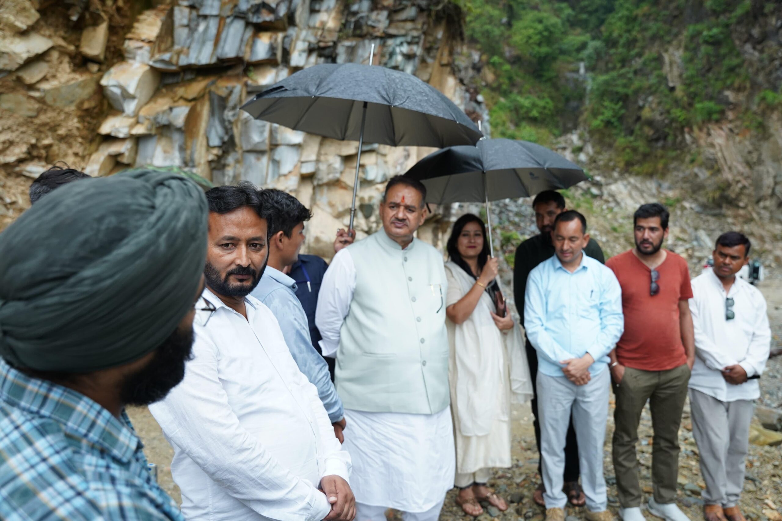 मंत्री गणेश जोशी ने संबंधित अधिकारियों को एक माह के भीतर पुल का निर्माण कार्य पूर्ण करने के दिए निर्देश।
