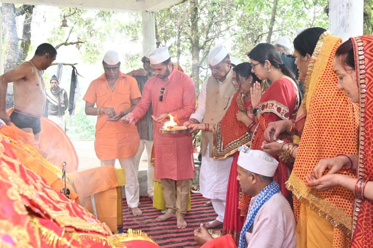 पैतृक गांव हुनेरा के छनपाटा में कुल देवी के मंदिर में परिवार संग विधि-विधान से विशेष पूजा अर्चना करते काबीना मंत्री गणेश जोशी।
