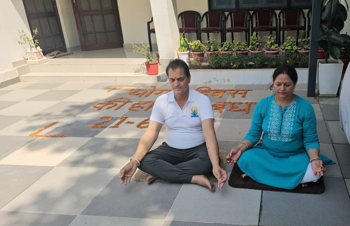 अंतरराष्ट्रीय योग दिवस पर मंत्री डॉ अग्रवाल ने अपने शासकीय आवास पर योग किया