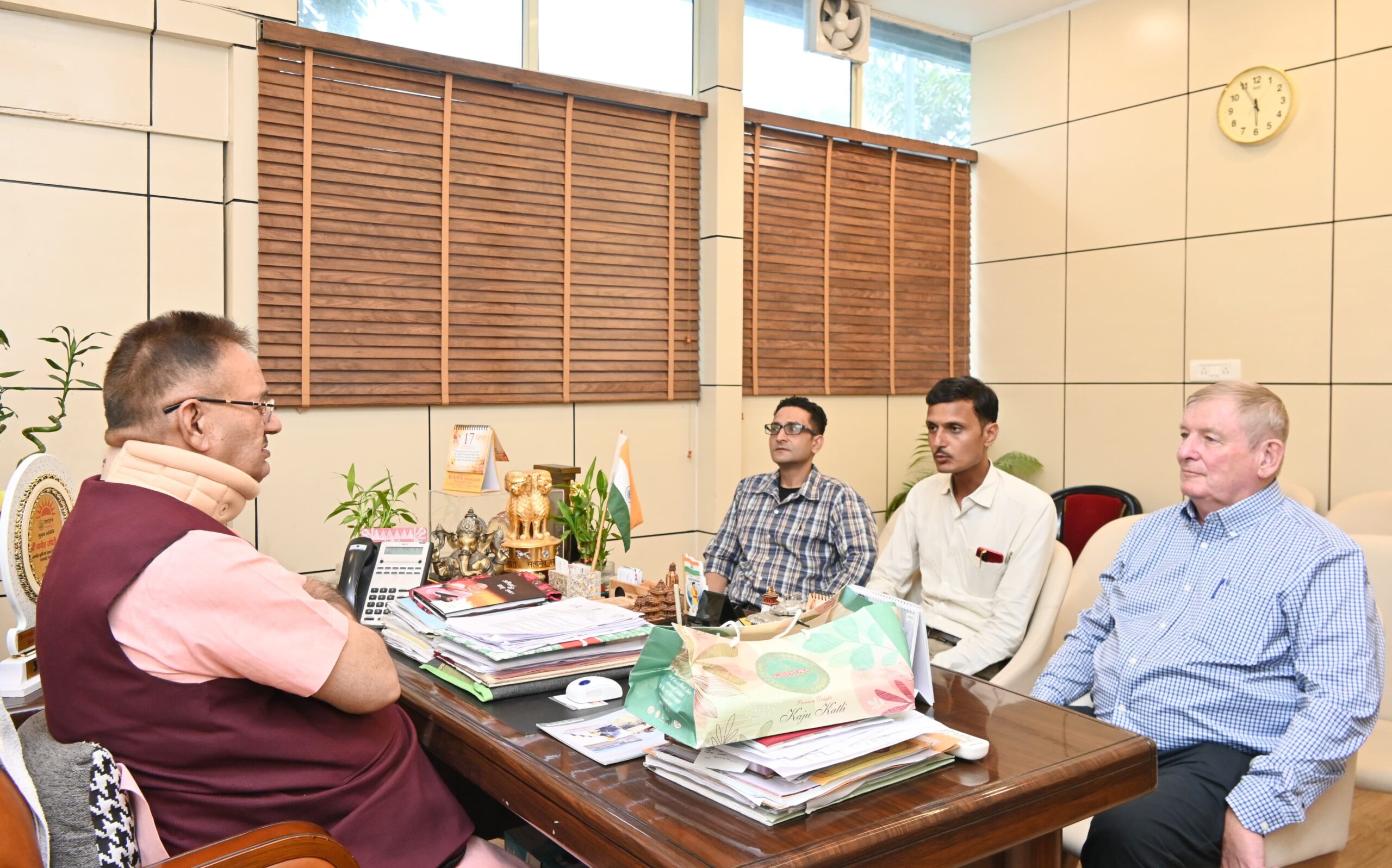 कैबिनेट मंत्री गणेश जोशी से मुलाकात करते यूरेटेक इंडिया प्राइवेट लि. के प्रतिनिधि मंडल।