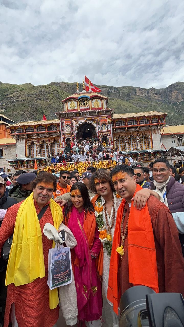 सोनू निगम ने बदरीनाथ धाम में किए दर्शन, लोगों को दिया आशीर्वाद..
