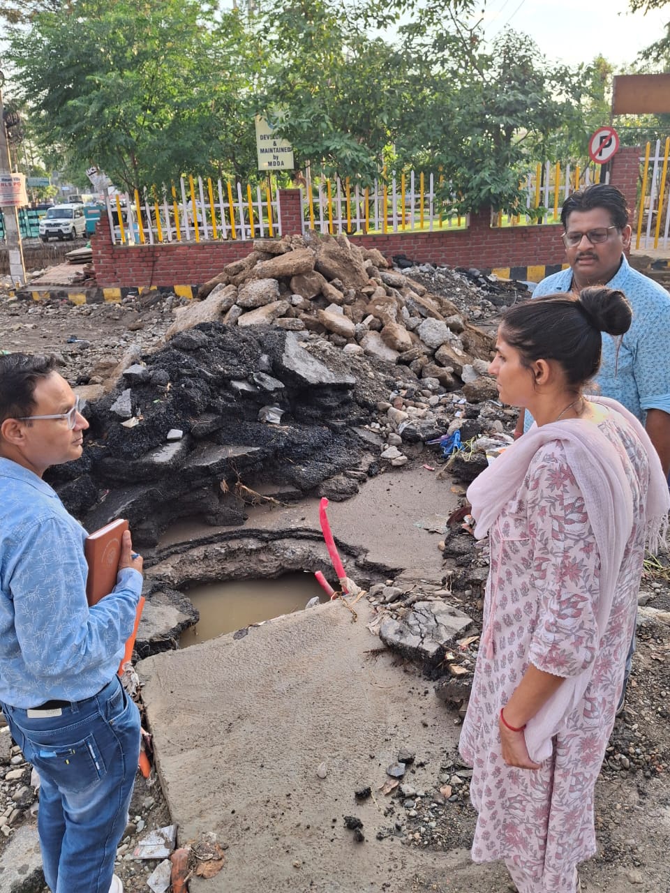 DM सोनिका ने निर्माण कार्यों का किया स्थलीय निरीक्षण..