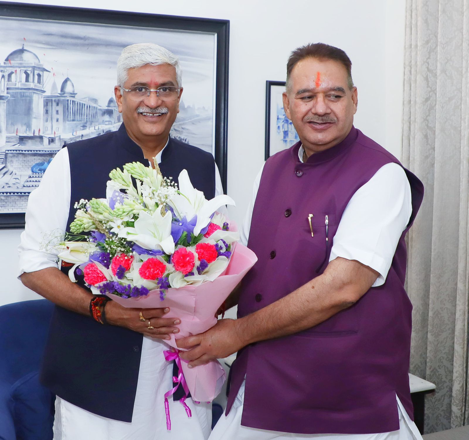 नई दिल्ली में केंद्रीय पर्यटन एवं संस्कृति मंत्री गजेन्द्र सिंह शेखावत से शिष्टाचार भेंट करते मंत्री गणेश जोशी।