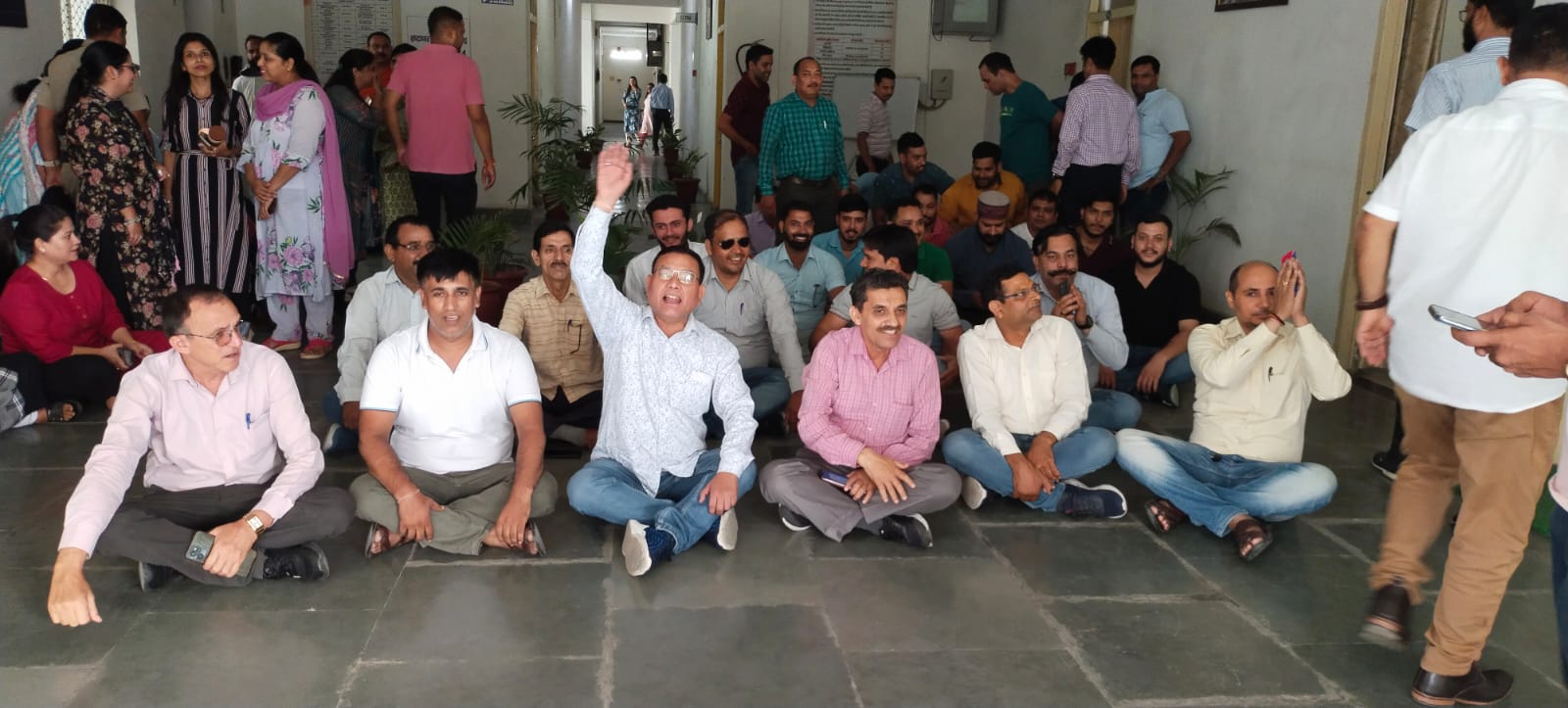 राज्य कर विभाग के कर्मचारियों ने किया अपनी मांगों को लेकर धरना प्रदर्शन