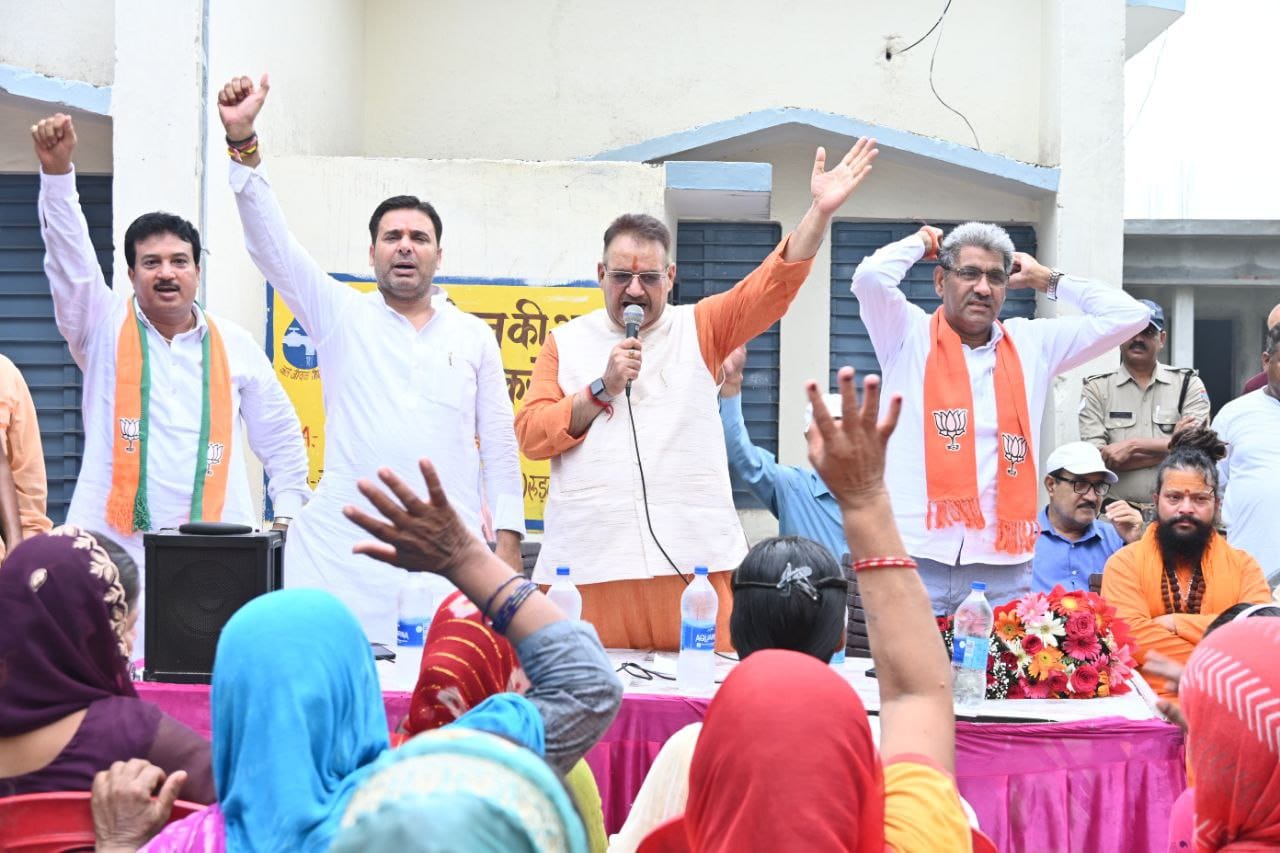 मंगलौर विधानसभा के बूड़पुर जट और निजामपुर ग्राम पंचायत में उपचुनाव में भाजपा प्रत्याशी करतार सिंह भडाना के समर्थन में आयोजित जनसभा को सम्बोधित करते कैबिनेट मंत्री गणेश जोशी।