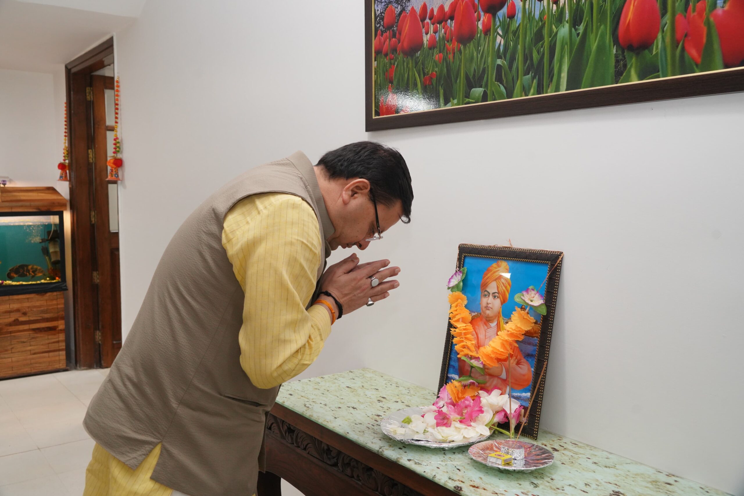 मुख्यमंत्री ने स्वामी विवेकानंद की पुण्यतिथि पर उनके चित्र पर श्रद्धा सुमन किए अर्पित।