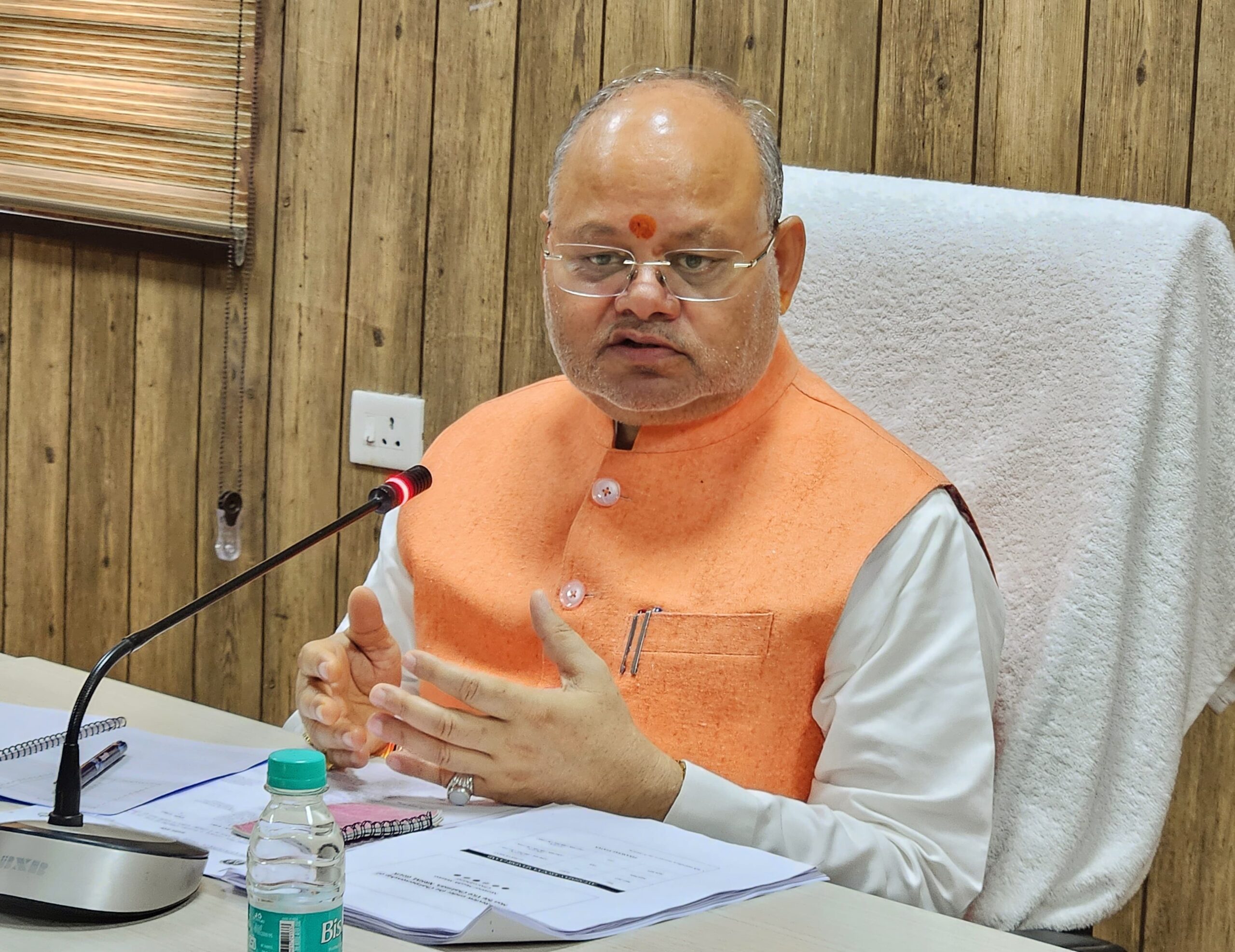 स्वास्थ्य सेवाओं की गुणवत्ता में सुधार हेतु अधिकारी समयबद्ध तरीके से कार्य करें: सुरेश भट्ट