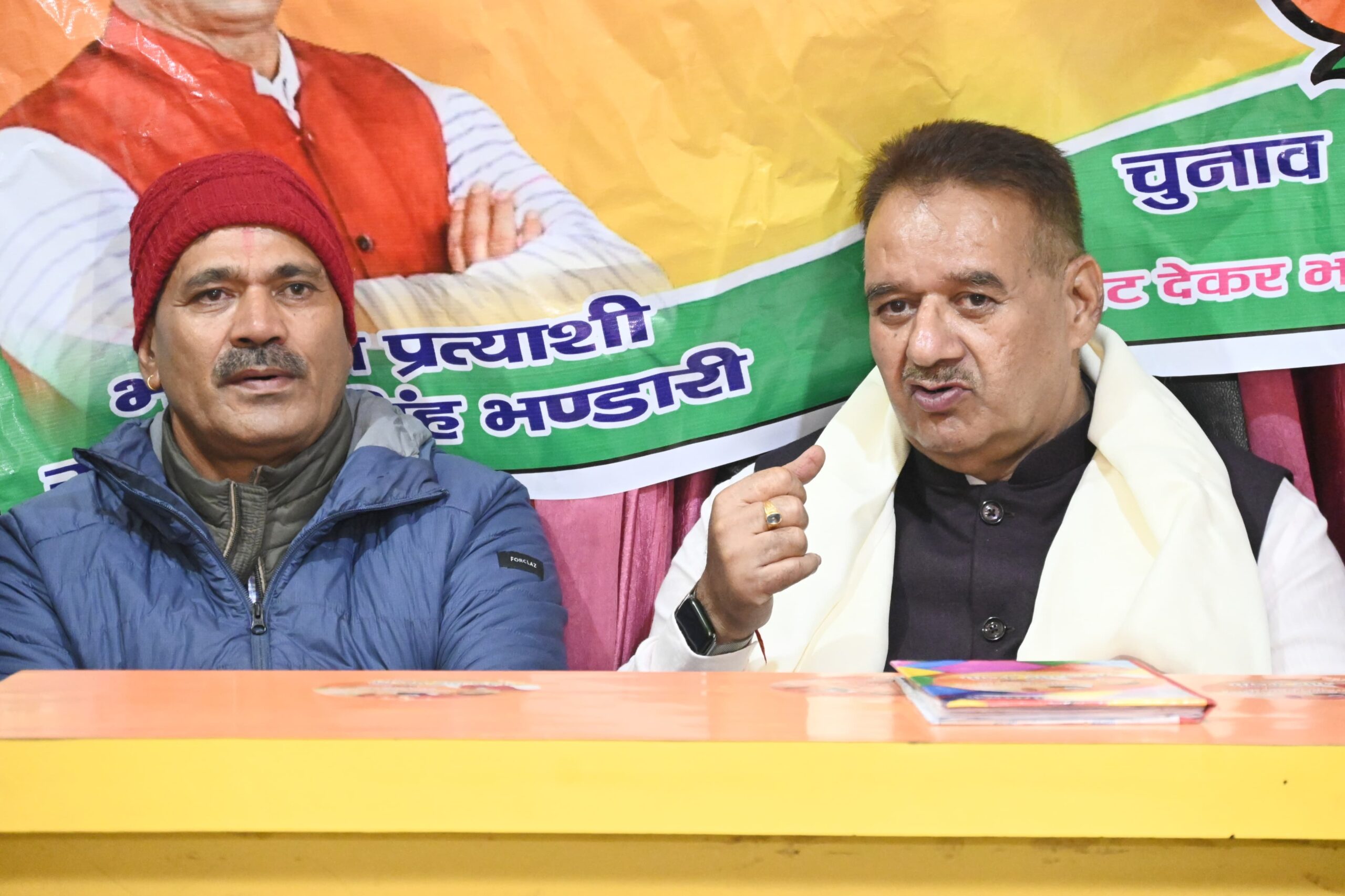 जोशीमठ स्थित चुनाव कार्यालय में उपचुनाव के दृष्टिगत आगामी चुनावी कार्यक्रमों की तैयारियों के संबंध में पार्टी कार्यकर्ताओं के साथ बैठक करते मंत्री गणेश जोशी।