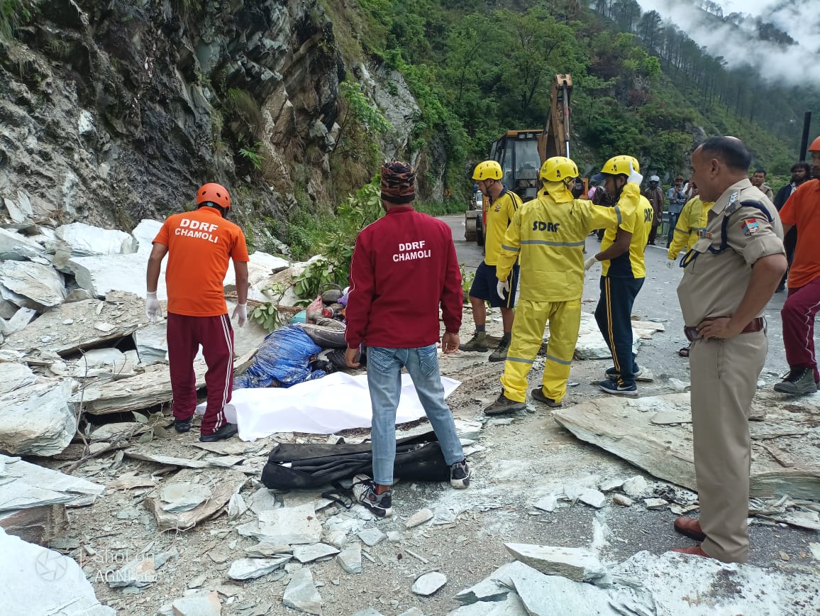 एक मोटरसाइकिल के ऊपर बोल्डर गिरने से 2 युवकों की मौत, SDRF ने किए शव बरामद
