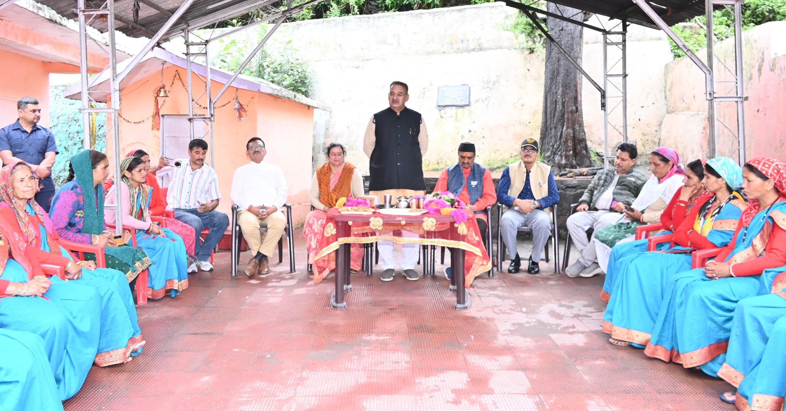 जोशीमठ के पैनी गांव में चुनाव प्रचार के दौरान महिलाओ को सम्बोधित करते कैबिनेट मंत्री गणेश जोशी।
