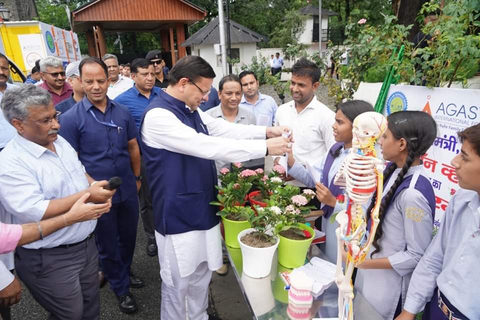 देहरादून : मुख्यमंत्री ने राज्य की पहली लैब ऑन व्हील्स-मोबाइल साइंस लैब को दिखाई हरी झंडी..