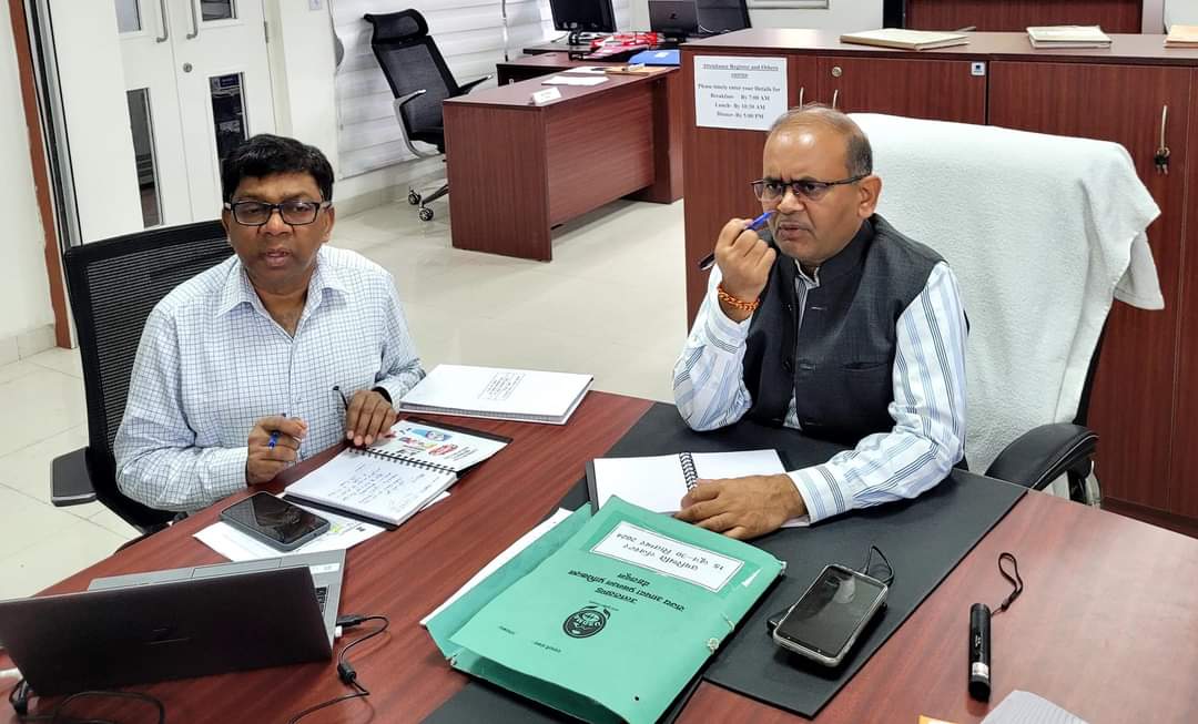सचिव आपदा प्रबंधन ने की जनपदों की स्थिति की समीक्षा, बंद सड़कें शीघ्र खोली जाएं..