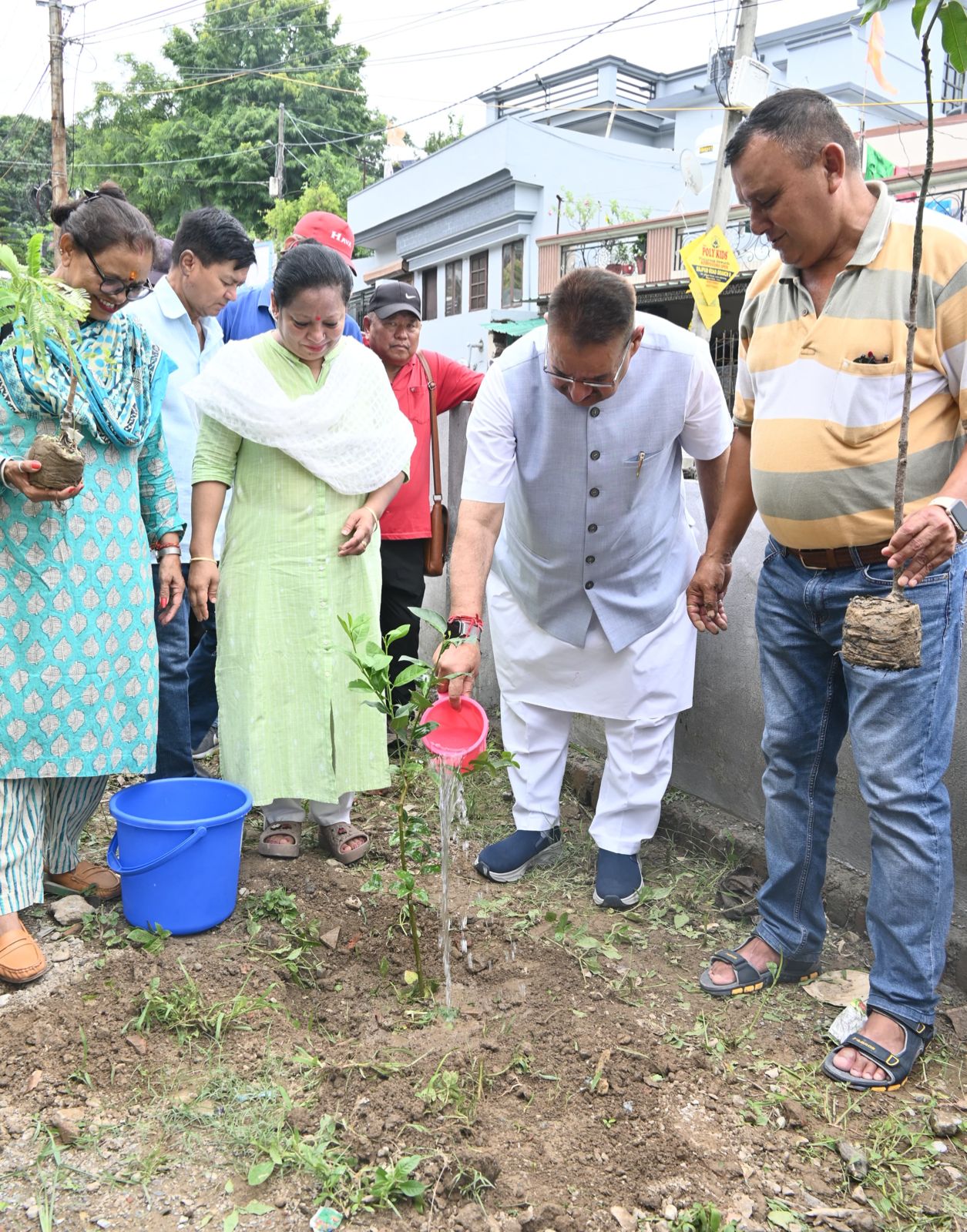 ‘एक पेड़ माँ के नाम’ अभियान के तहत वृक्षारोपण करते कृषि मंत्री गणेश जोशी।