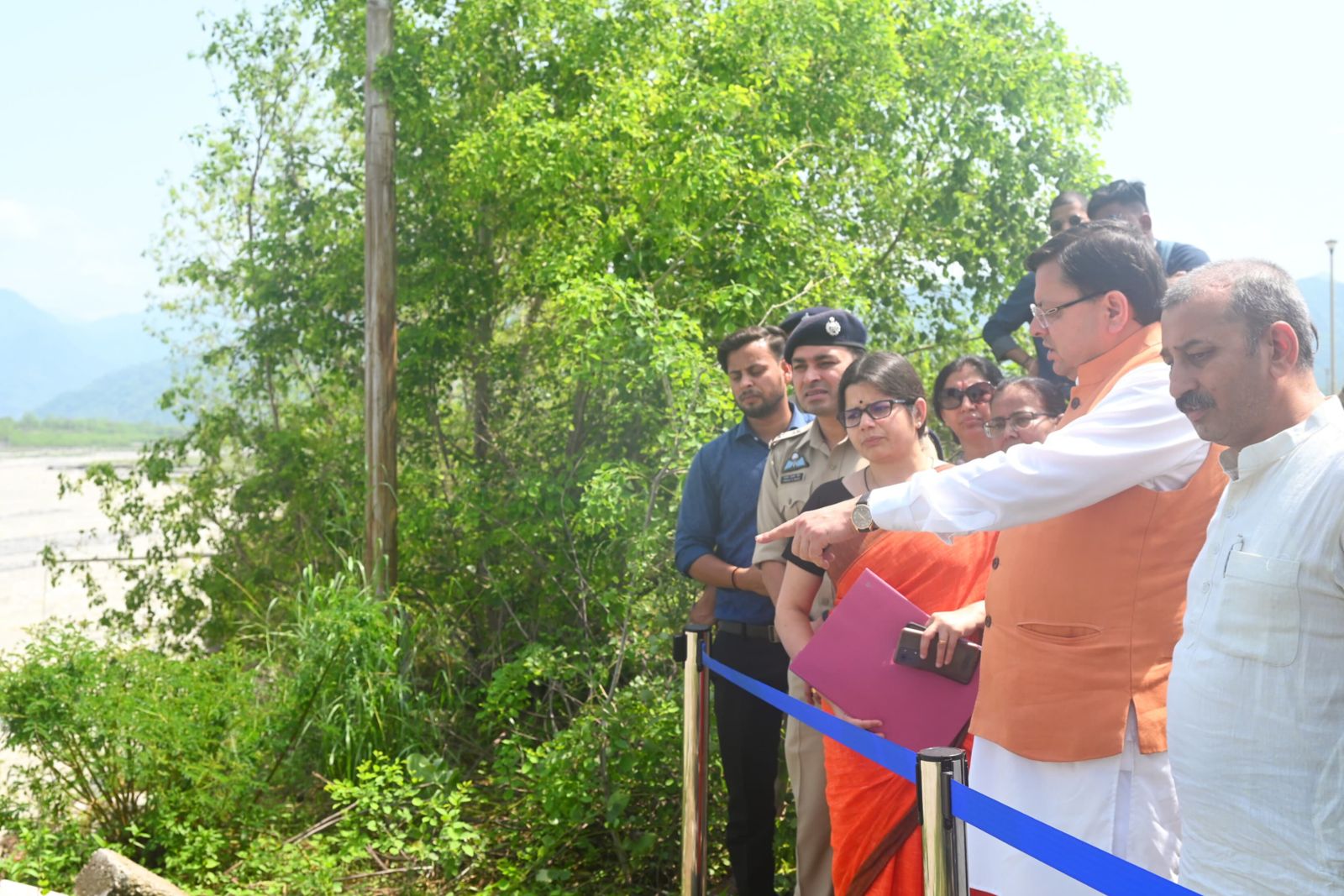 मुख्यमंत्री धामी ने गौला नदी से हुए भू-कटाव का किया निरीक्षण, दिए निर्देश..