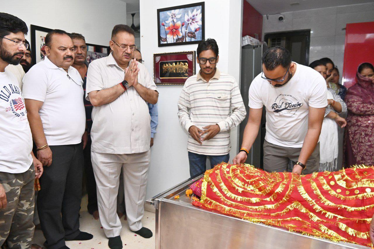 विधायक शैला रानी रावत के आकस्मिक निधन पर उनके आवास में पहुंचकर श्रृद्धांजलि अर्पित करते कैबिनेट मंत्री गणेश जोशी।