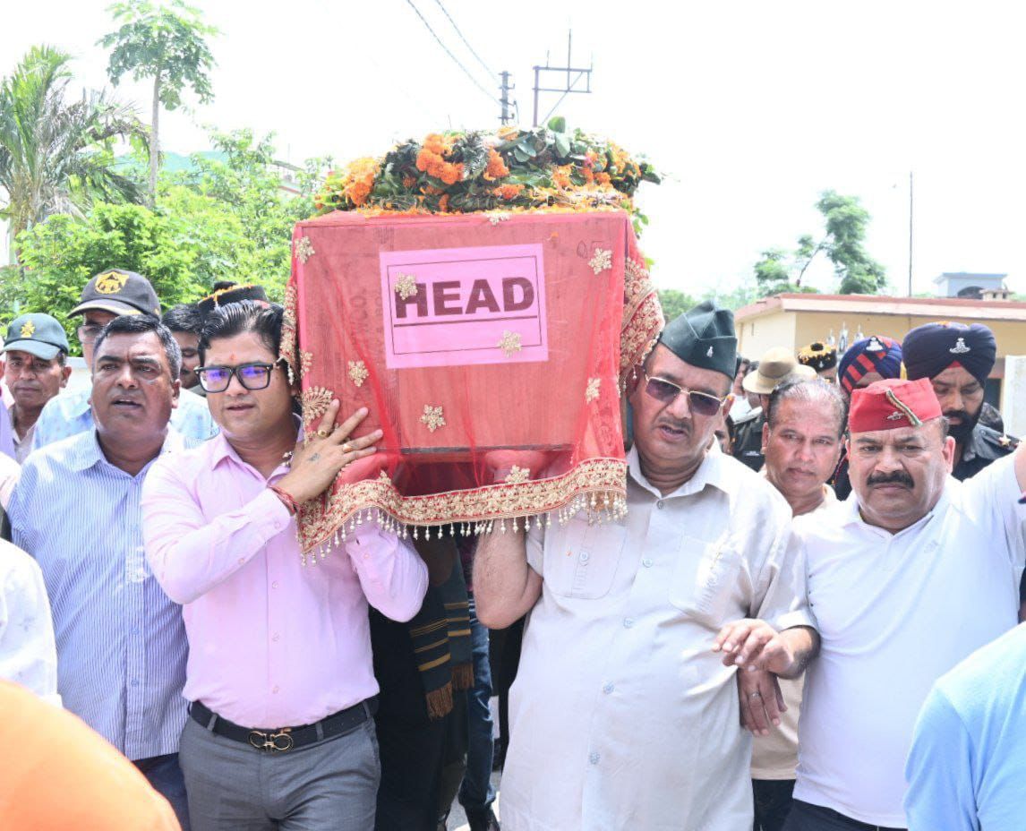 टिहरी गढ़वाल निवासी शहीद नायक विनोद सिंह के डोईवाला स्थित आवास पहुंचकर अमर शहीद विनोद सिंह को भावपूर्ण श्रद्धांजलि अर्पित करते सैनिक कल्याण मंत्री गणेश जोशी।