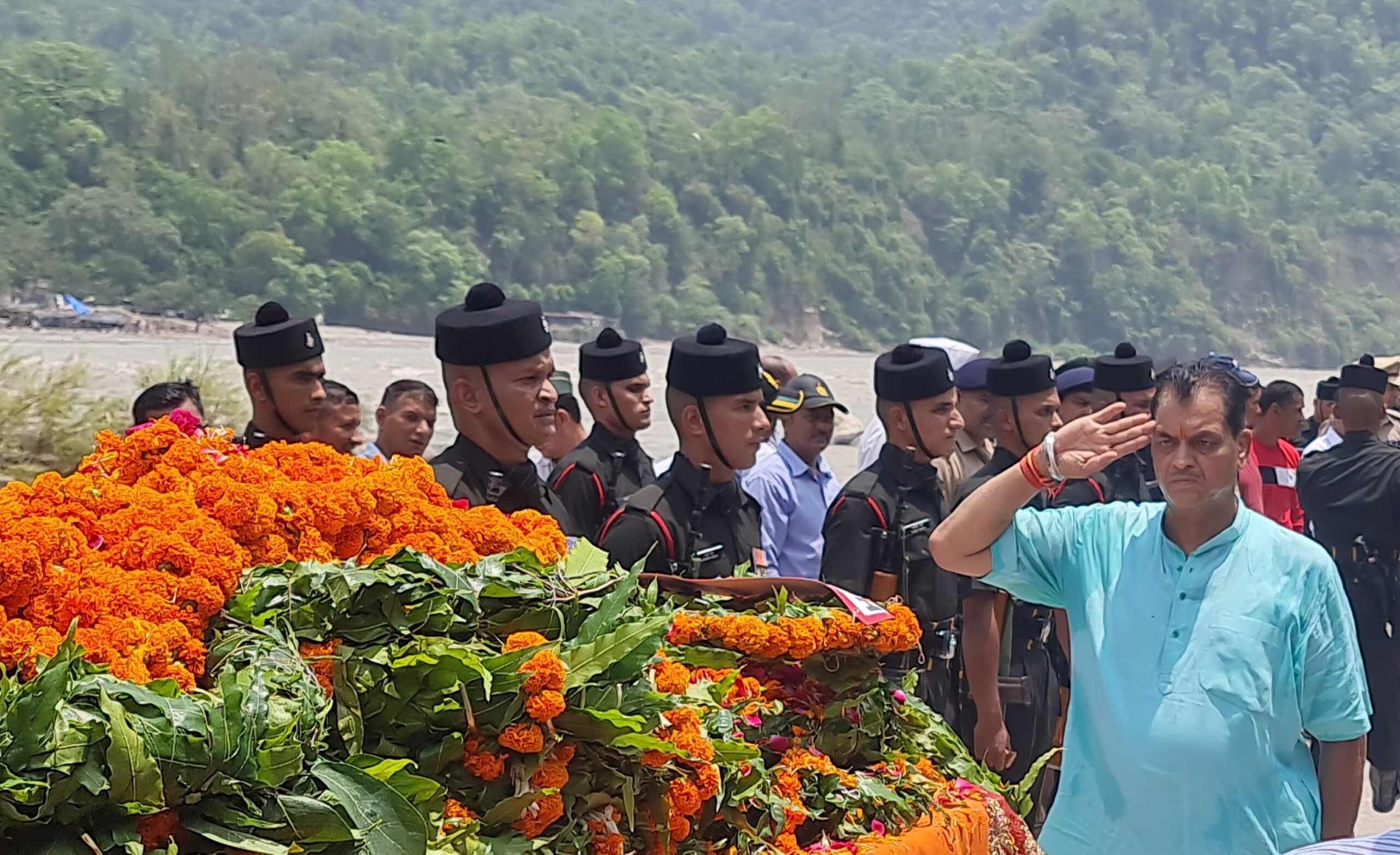 मंत्री अग्रवाल ने नम आंखों से दी वीर शहीद विनोद सिंह को अंतिम विदाई। वीर सपूत के बलिदान को याद कर भावुक हुए मंत्री अग्रवाल