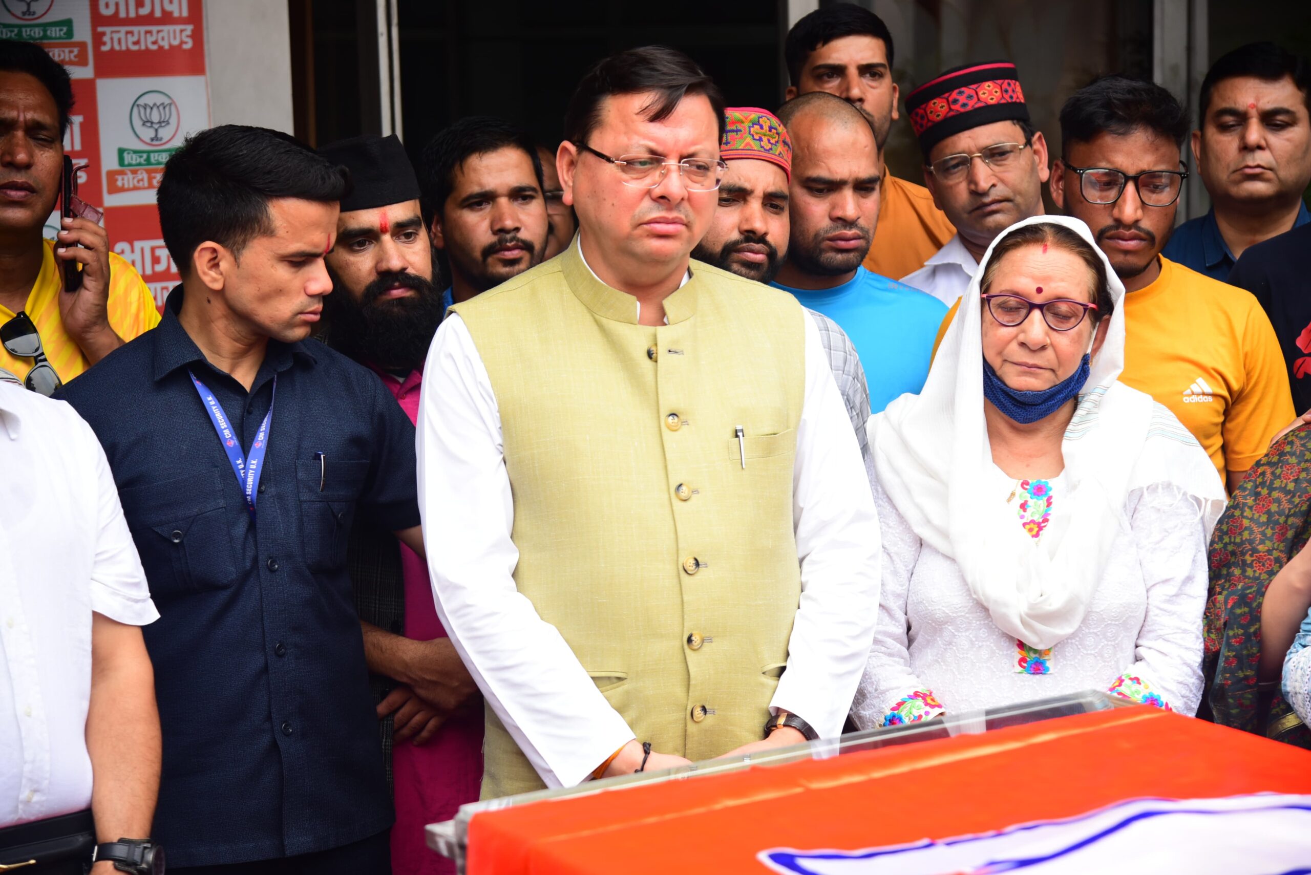 मुख्यमंत्री पुष्कर सिंह धामी ने बलबीर रोड, स्थित भाजपा कार्यालय में केदारनाथ विधायक शैलारानी रावत के पार्थिव शरीर पर पुष्पचक्र अर्पित कर श्रद्धांजलि दी।