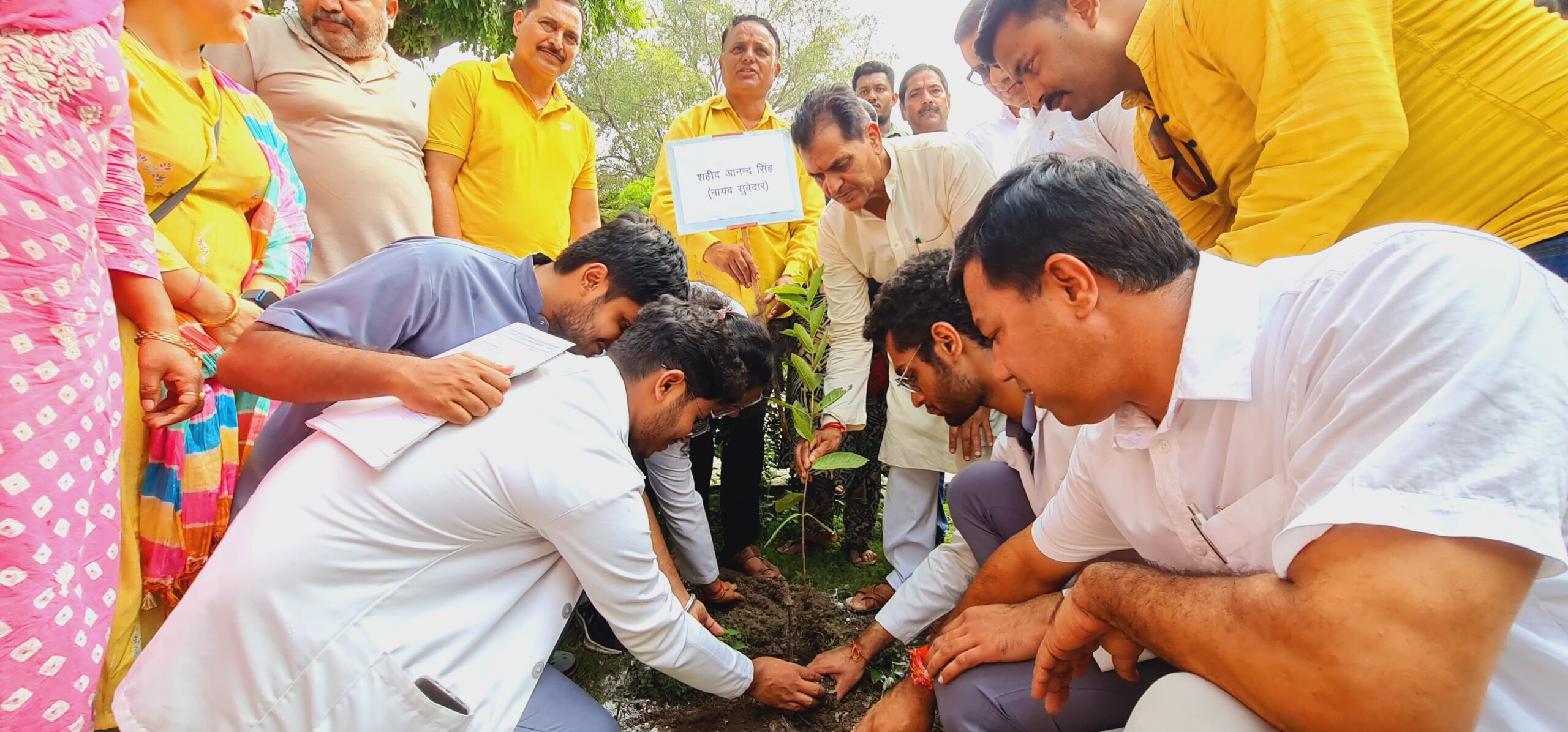 जम्मू कश्मीर के कठुआ में शहीद हुए उत्तराखंड के पांच वीर जवानों की स्मृति में क्षेत्रीय विधायक व कैबिनेट मंत्री डॉ प्रेमचंद अग्रवाल ने कार्यकर्ताओं के साथ पौधारोपण किया।