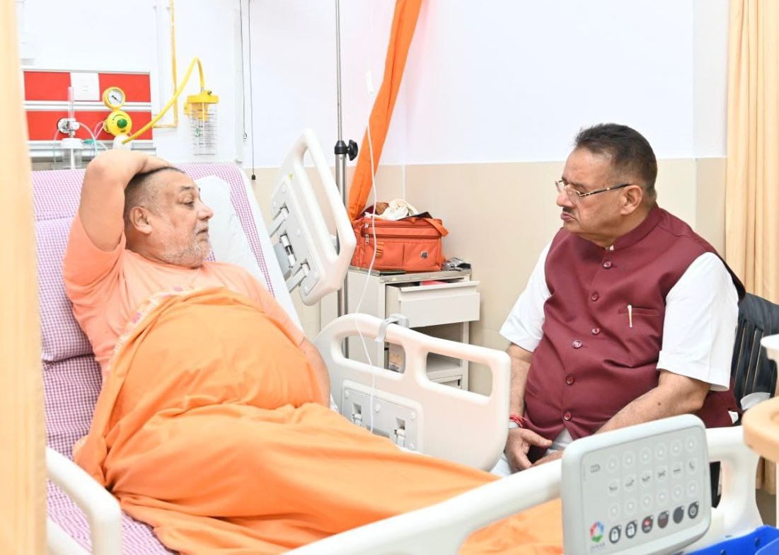 जगतगुरु शारदा पीठाधीश्वर शंकराचार्य स्वामी राजराजेश्वराश्रम महाराज की कुशलक्षेम जानते कैबिनेट मंत्री गणेश जोशी।