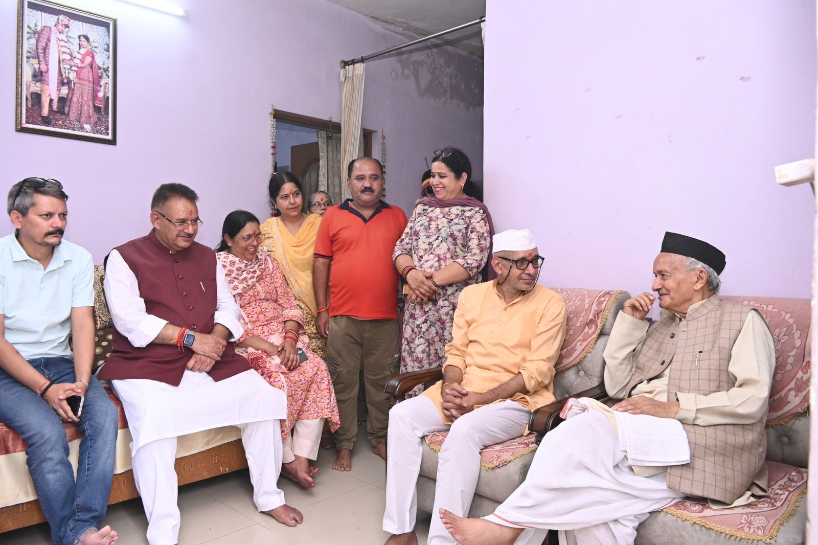 अमित जोशी के आकस्मिक निधन के बाद परिवार को सांत्वना देने पहुँचे डालनवाला में उत्तराखंड के पूर्व मुख्यमंत्री