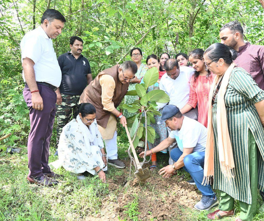 लोकपर्व हरेला के अवसर पर देहरादून में विभिन्न स्थानों पर वृक्षारोपण करते कृषि मंत्री गणेश जोशी।