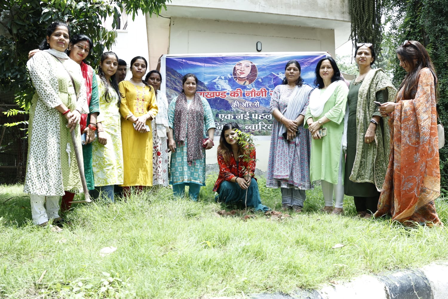हरेला पर हब और सोसायटी ने मिलकर रोपे पौधे