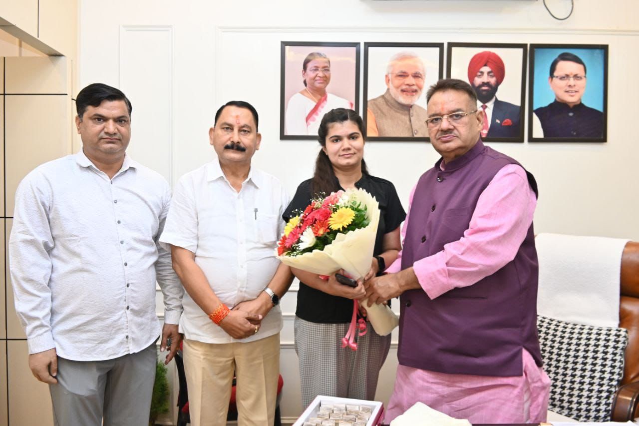 एमएच सीट एग्ज़ाम में ऑल इंडिया रैंक में 45वां स्थान प्राप्त करने वाले कॉलेज स्टाफ़ की बेटी कशिश को कैबिनेट मंत्री गणेश जोशी ने मान्यता दी।