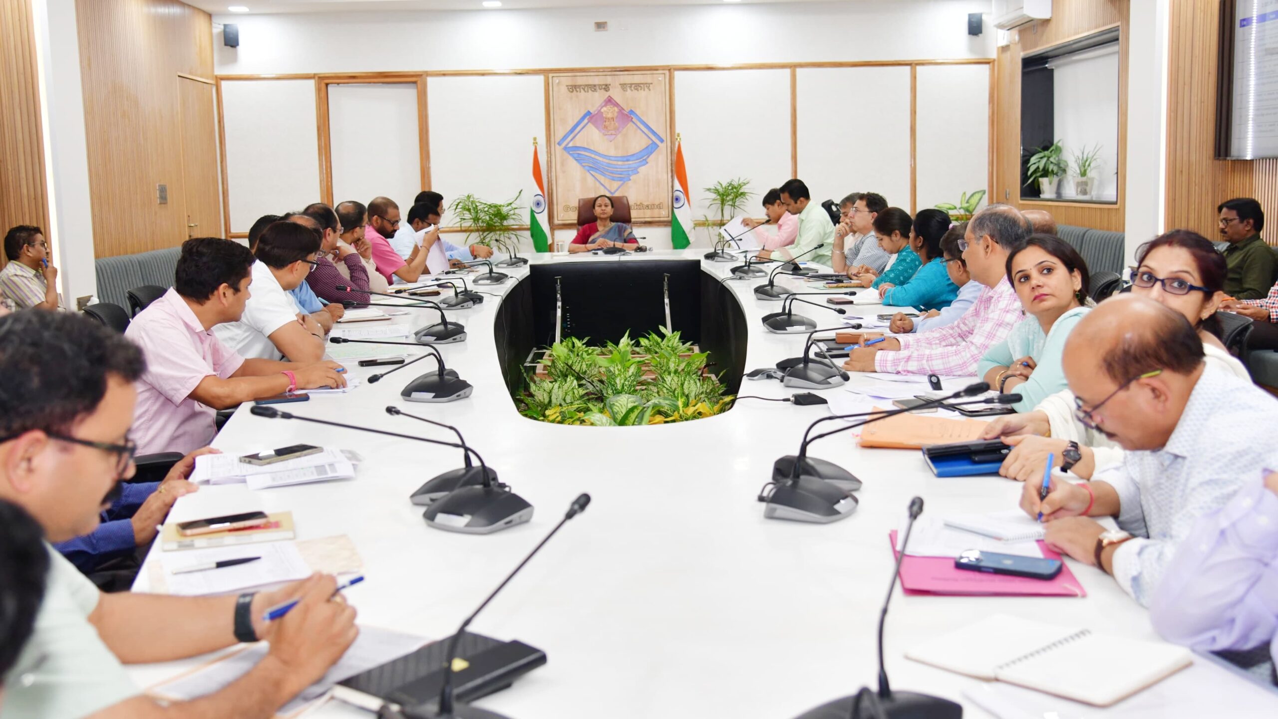 मुख्य सचिव राधा रतूड़ी ने पीएम प्रगति पोर्टल के तहत भारतनेट, दिल्ली देहरादून एक्सप्रेस-वे, देवबंद रुड़की रेलवे लाइन प्रोजेक्ट तथा AMRUT 2.0, PM -ABHIM कार्यक्रमों की समीक्षा की